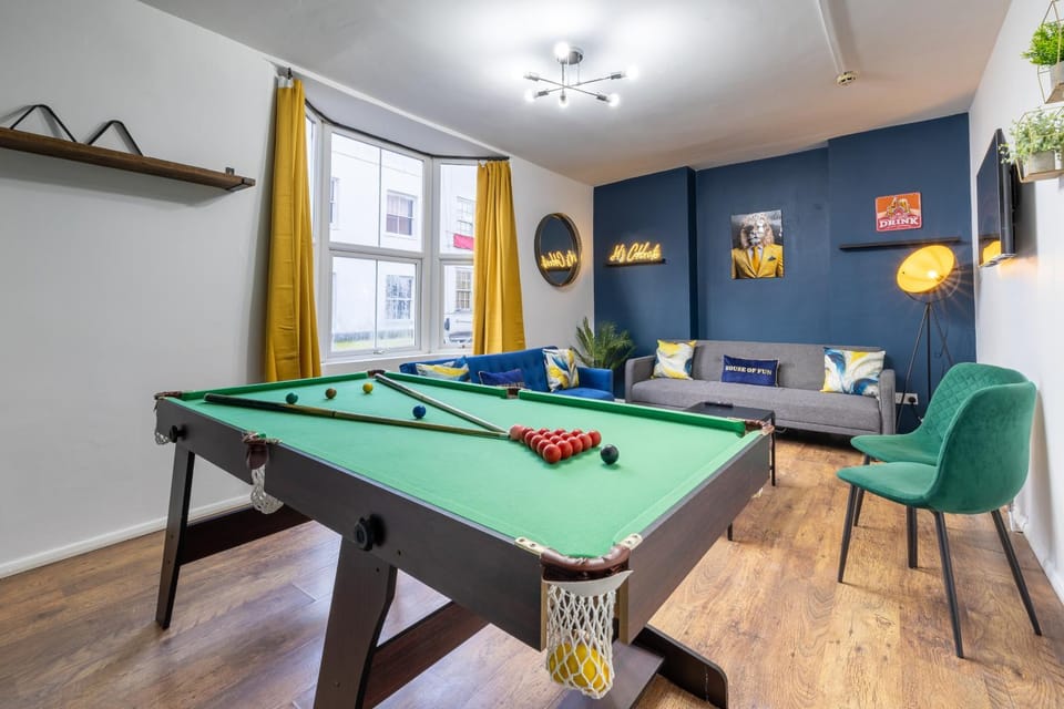 Billiard, Billiard, Game Room, Game Room, Living room, Seating area