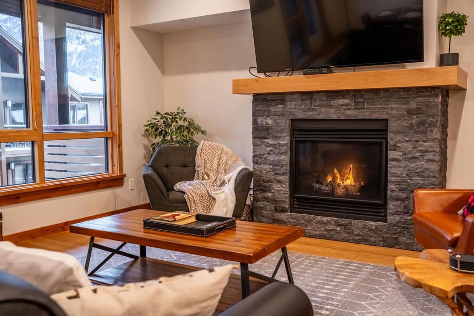 Alpine Chic - two-story mtn escape near downtown Apartment in Canmore