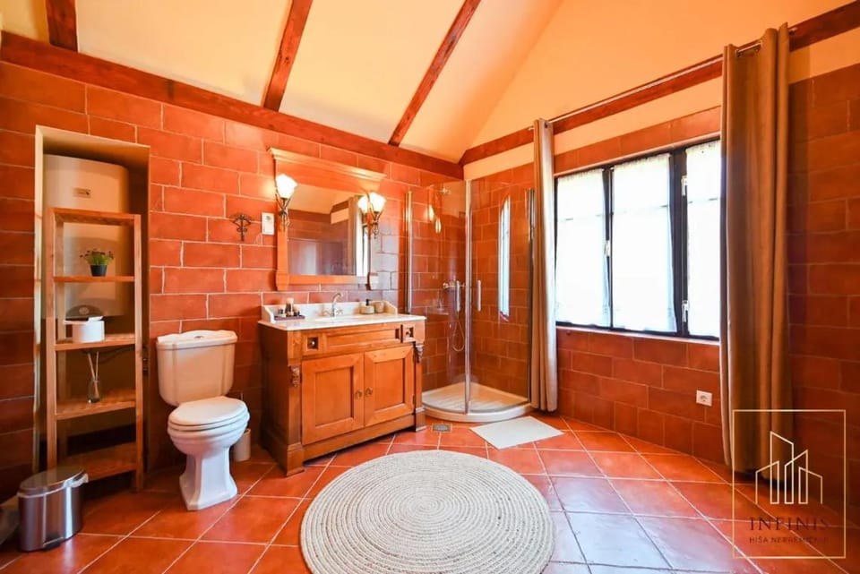 Shower, Toilet, Bathroom, Bath, towels