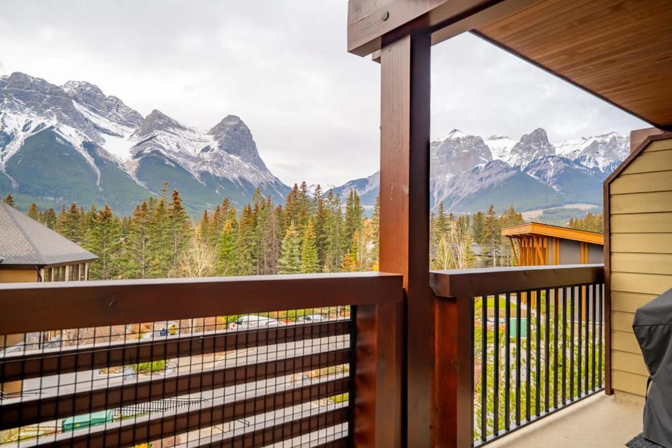 Rundle Range Retreat Lux Mtn View Condo near dt Apartment in Canmore