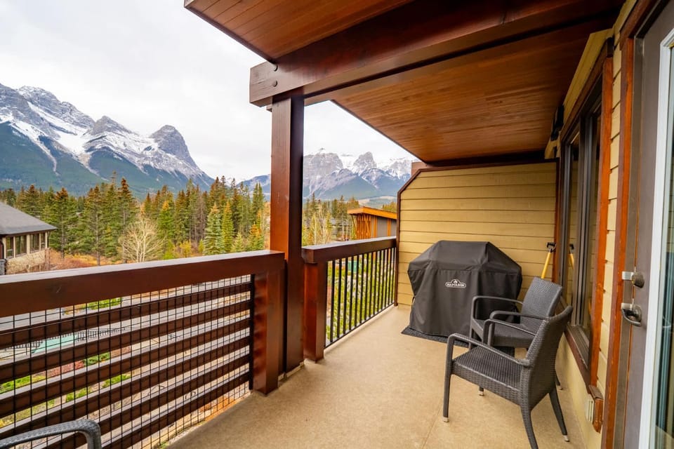 Rundle Range Retreat Lux Mtn View Condo near dt Apartment in Canmore