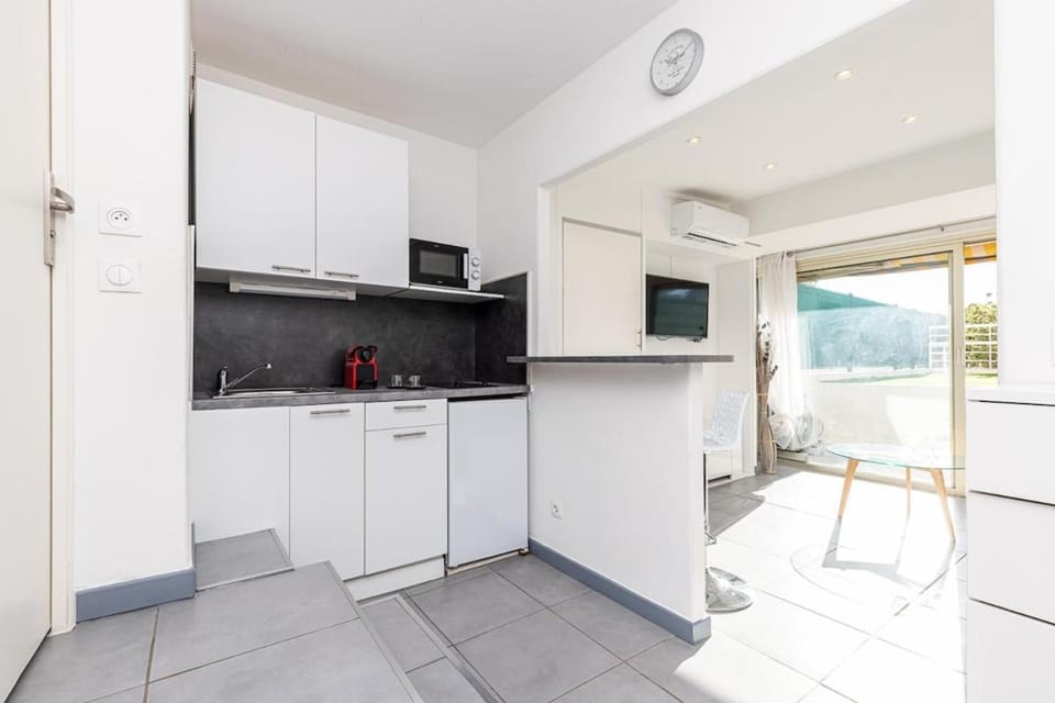 Studio lumineux avec extérieur dans la Marina Baie Des Anges Apartment in Villeneuve-Loubet
