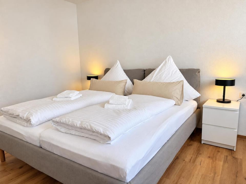 Bed, Bedroom, towels
