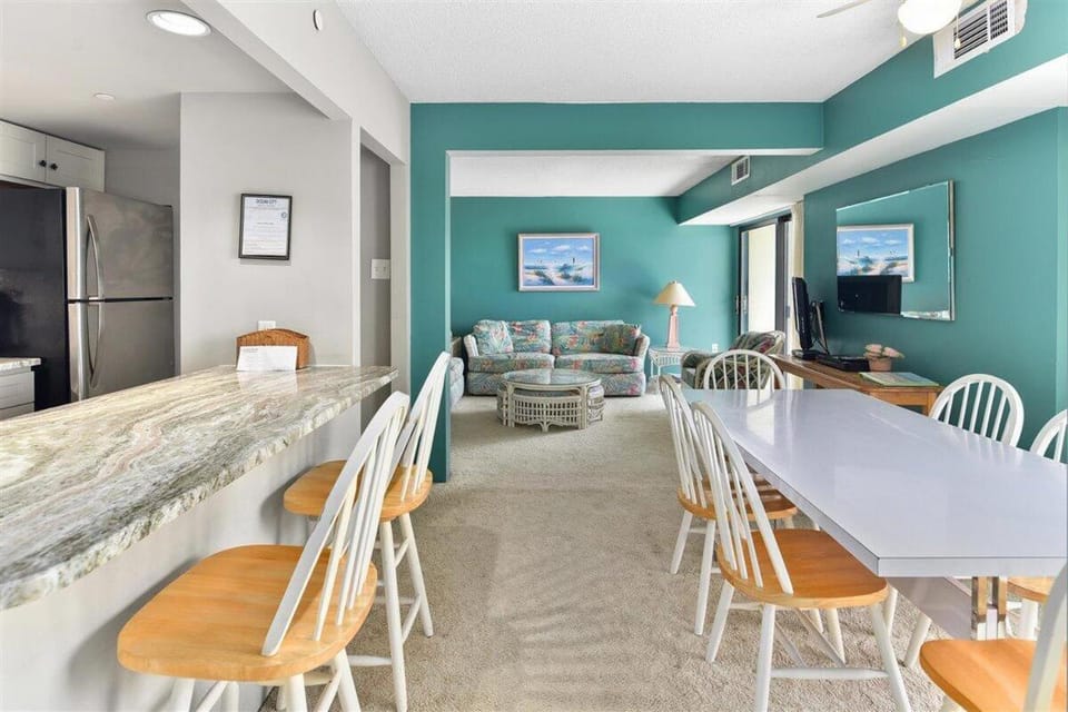2 Bedroom with ocean view and outdoor pool! House in Ocean City