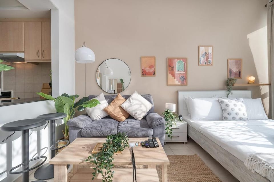 Free housekeeping visits during your stay - StayShort - Modern & Inviting Studio in Discovery Gardens Apartment in Dubai