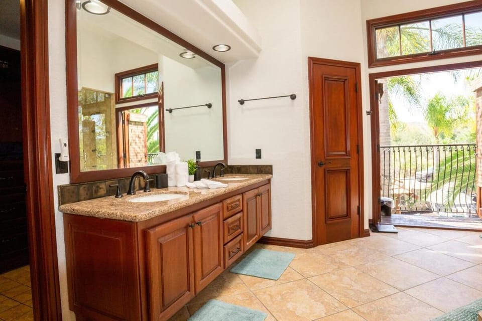 Oceanside Tropical Resort with HEATED POOL & SPA! Villa in Oceanside