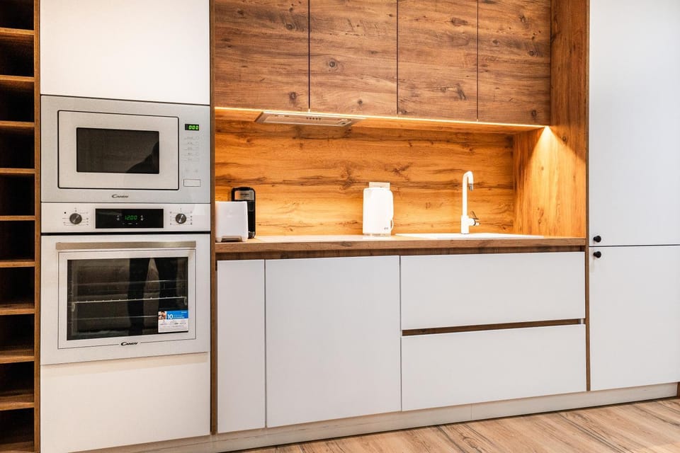 Coffee/tea facilities, Kitchen or kitchenette, oven, stove