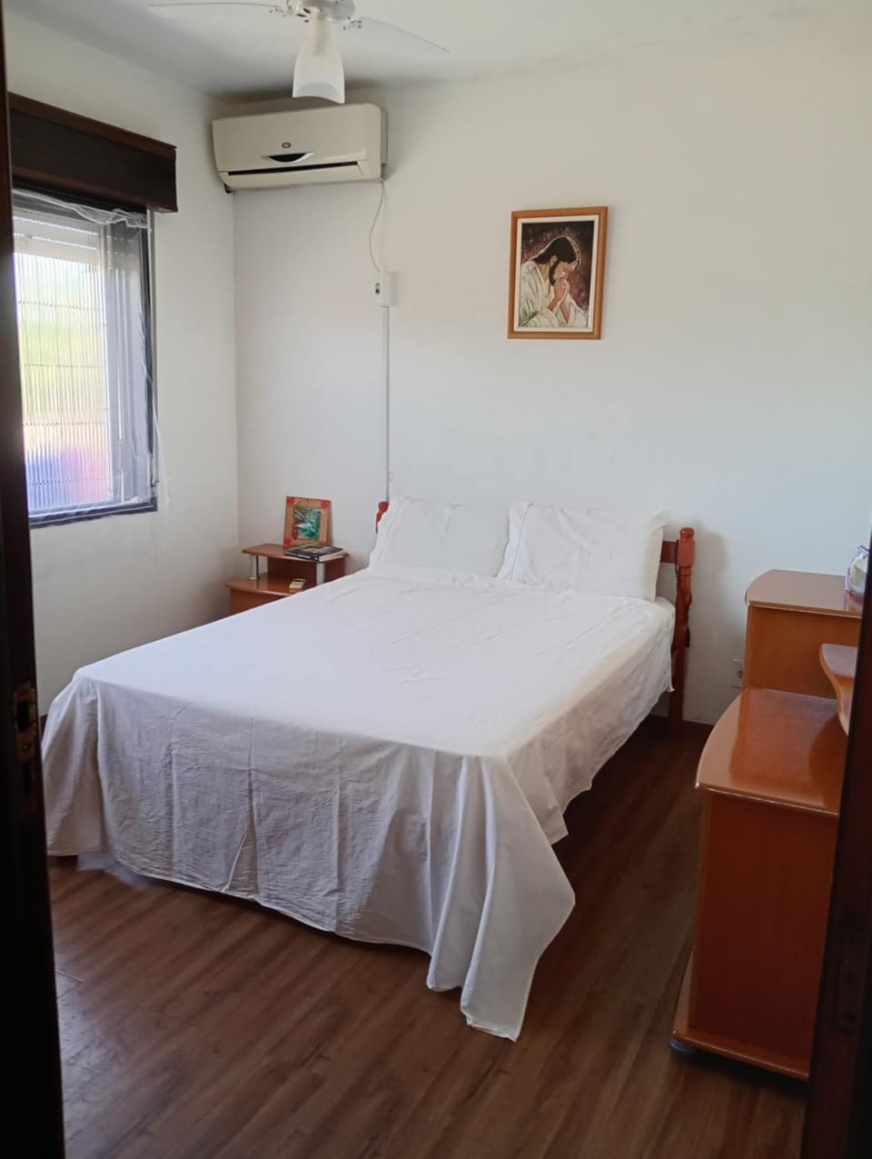 Photo of the whole room, air conditioner