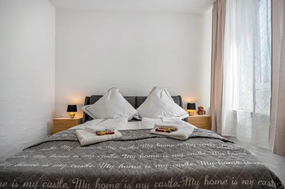 Bed, Photo of the whole room, Bedroom, towels
