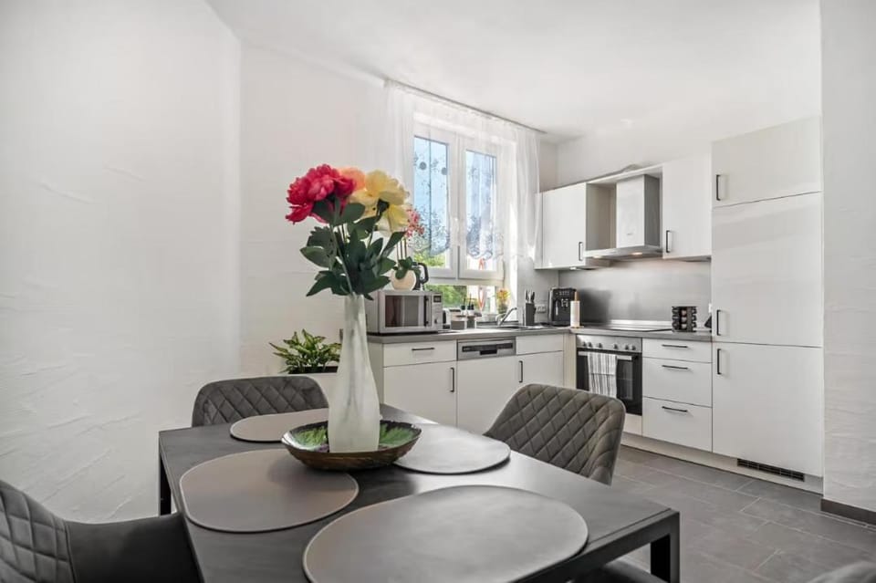 Dining area, dishwasher, minibar, oven, pet friendly, stove, toaster