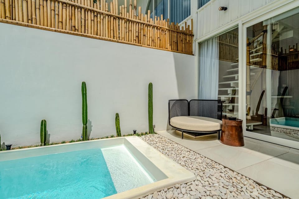 Patio, Day, View (from property/room), Balcony/Terrace, Pool view, Swimming pool, sunbed