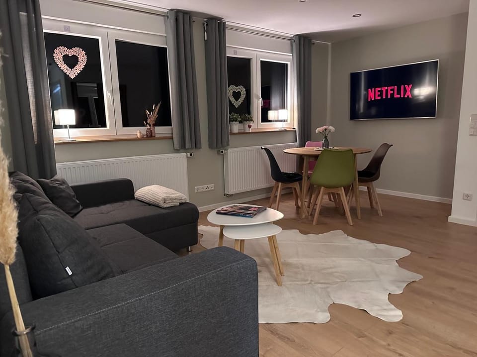 TV and multimedia, Living room, Seating area, Dining area, Evening entertainment