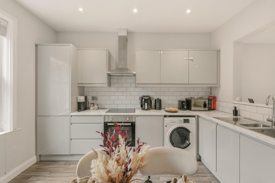 Coffee/tea facilities, Kitchen or kitchenette, Dining area, microwave, oven, stove, stove, toaster, toaster, toaster, washing machine, kitchen, kitchen