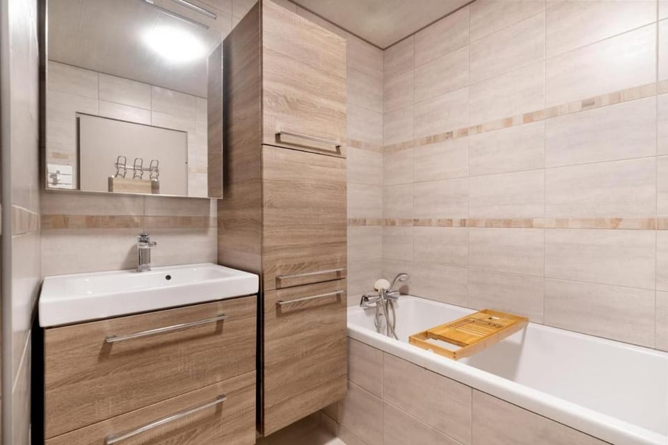 Idéal Famille Les Nymphéas 3 min Gare, Netflix Apartment in Île-de-France