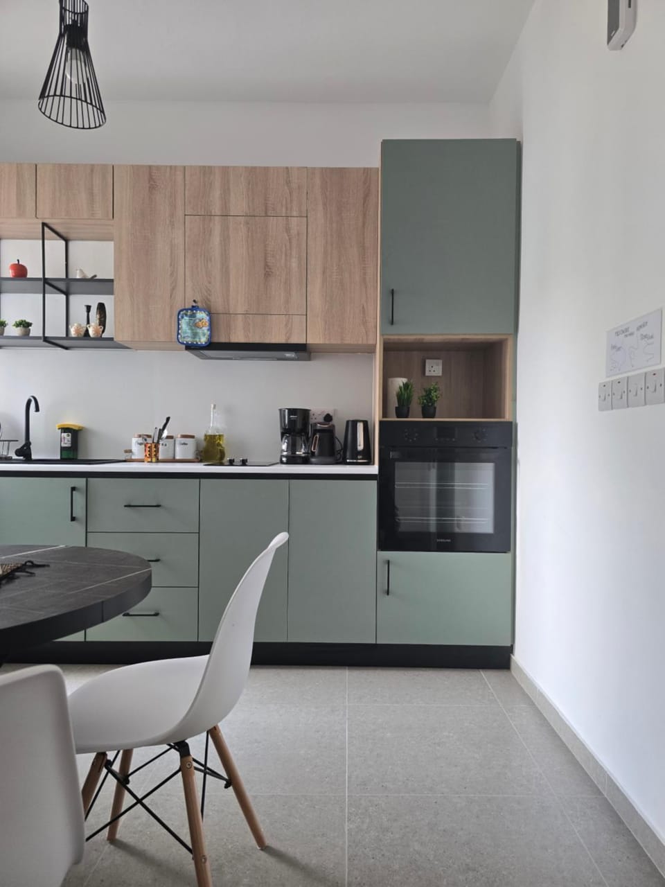 Coffee/tea facilities, Kitchen or kitchenette, Dining area, oven, stove