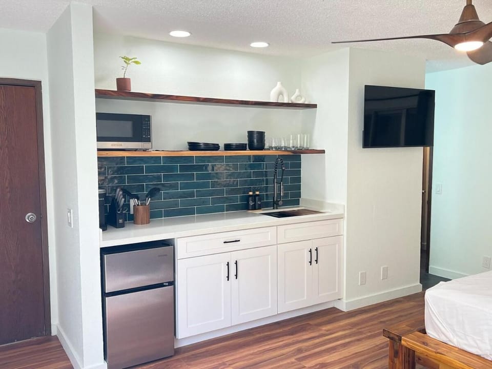 NEW Moana Retreat Studio AC, Hot Tub & Kitchenette Apartment in Princeville