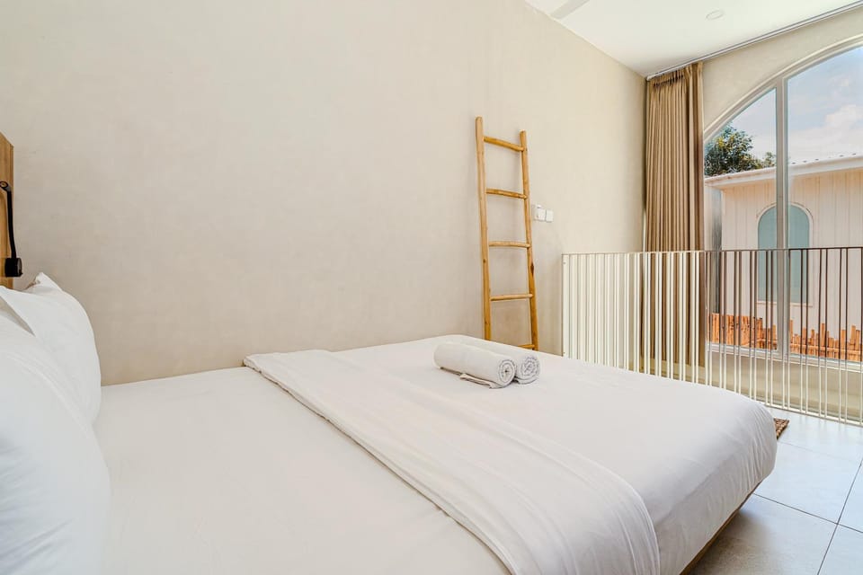 Bed, Photo of the whole room, Bedroom, towels
