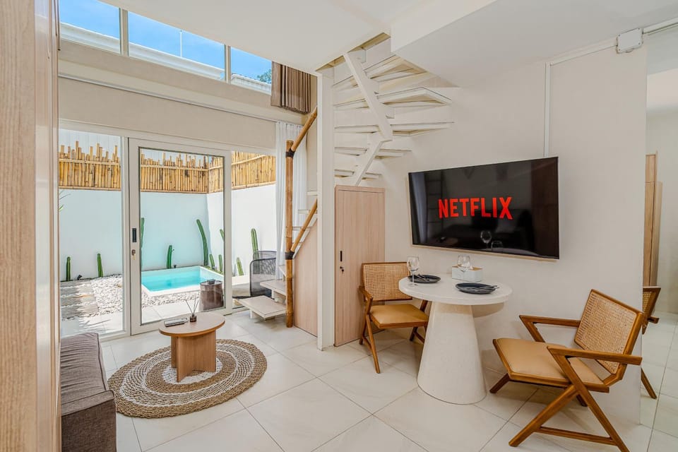 Communal lounge/ TV room, TV and multimedia, Evening entertainment, Pool view