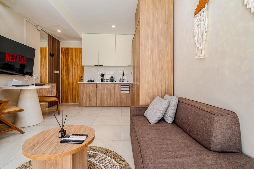 TV and multimedia, Kitchen or kitchenette, Living room, Seating area, Dining area