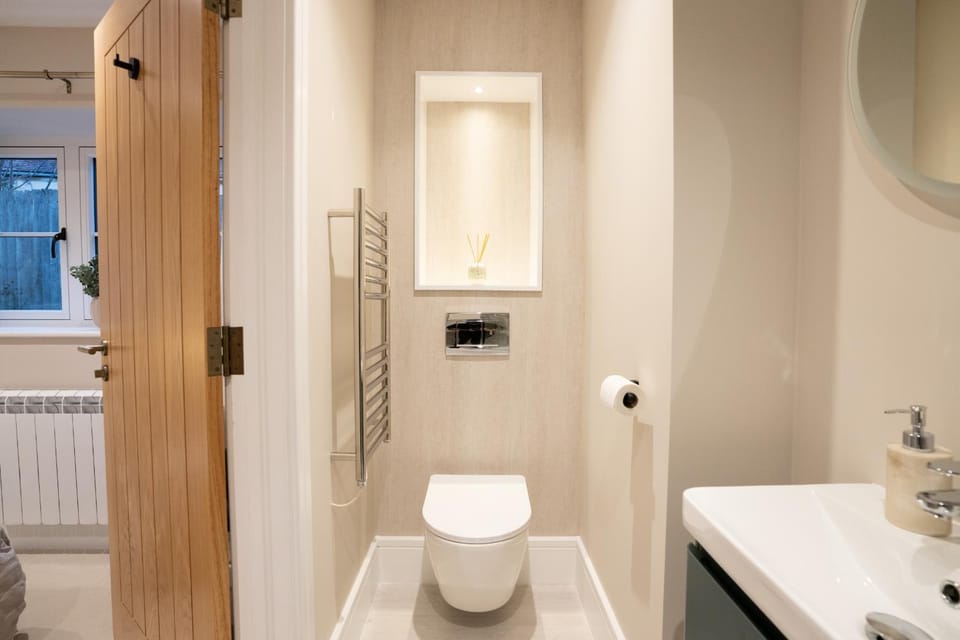 Brand New Modern 2-Bed Dog-Friendly Apartment in Broadway High Street - Sleeps 6 Apartment in Broadway