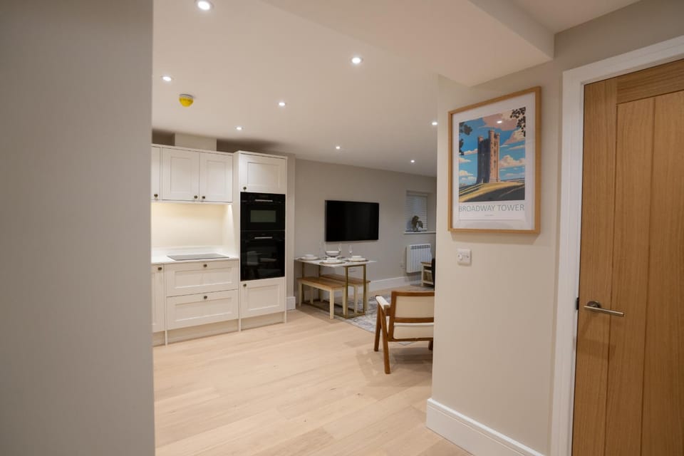 Brand New Modern 2-Bed Dog-Friendly Apartment in Broadway High Street - Sleeps 6 Apartment in Broadway