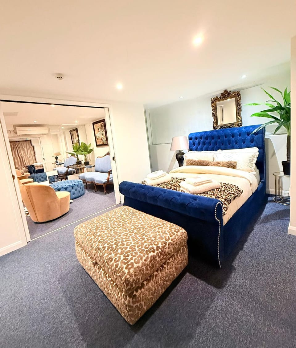 Designer 1-Bed Flat by Tower Bridge Apartment in London Borough of Southwark