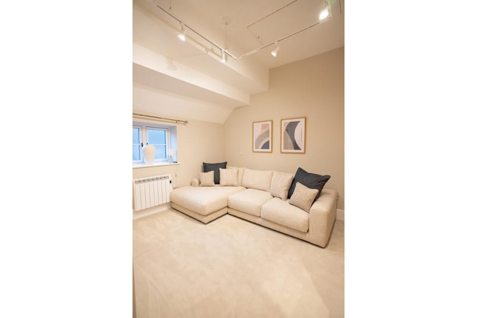 Brand New Modern 2-Bed Apartment in Broadway High Street - Sleeps 6 Apartment in Broadway