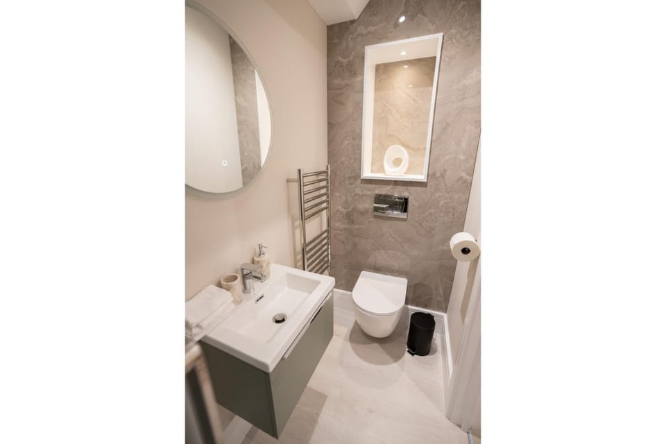 Brand New Modern 2-Bed Apartment in Broadway High Street - Sleeps 6 Apartment in Broadway