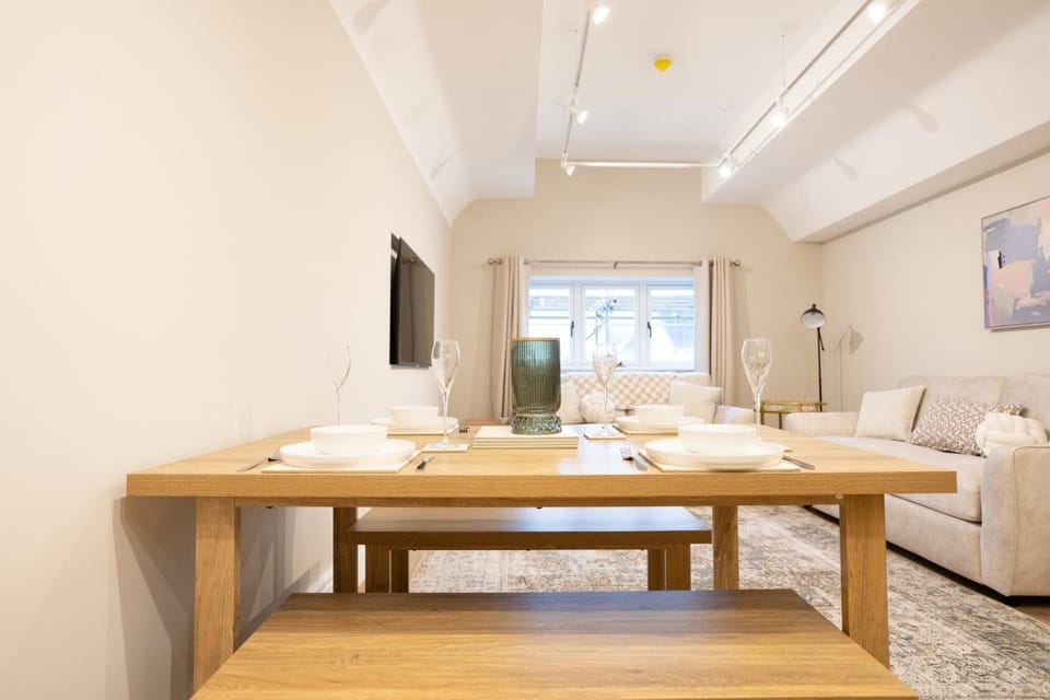 Brand New Modern 2BR Apt Pet-friendly in Broadway High St - Sleeps 6 Apartment in Broadway