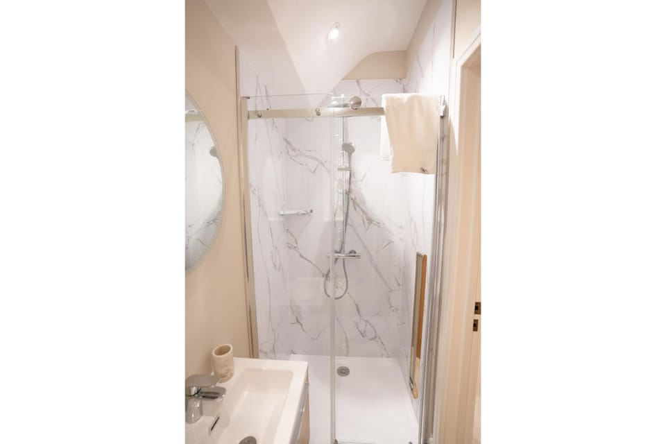 Brand New Modern 2-Bed Apartment in Broadway High Street - Sleeps 6 Apartment in Broadway