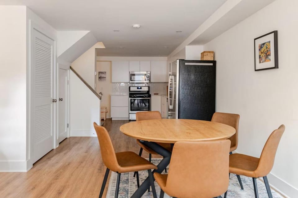 Kitchen or kitchenette, Dining area, oven, stove