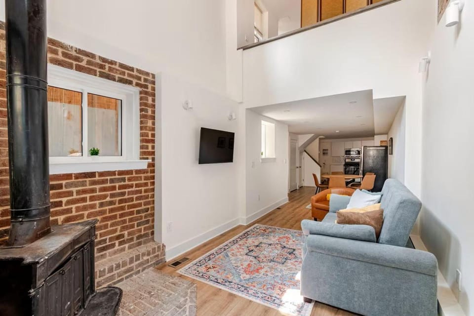 TV and multimedia, Living room, Seating area, Evening entertainment