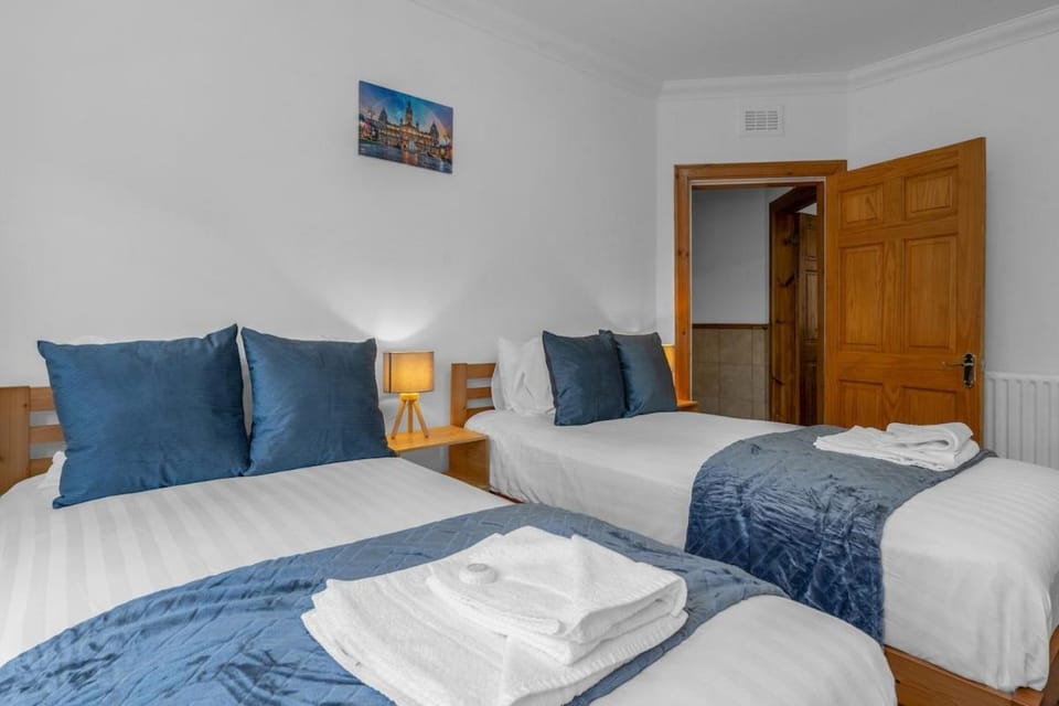 3-Bed Glasgow Cromdale St - Sleeps 5 - Contractors, Business & Relocations - Free Parking Apartment in Glasgow