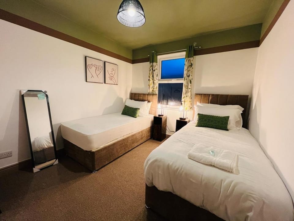 The Crewe Hub 4 Bed 2 Bath 8 Sleeper House 75Mbps House in Crewe