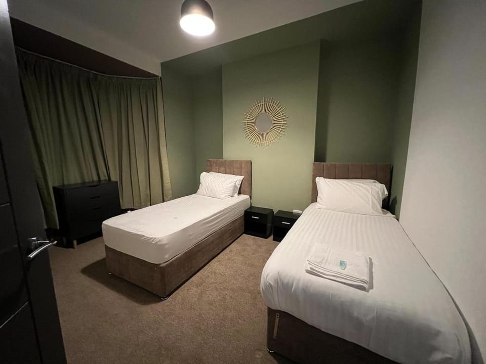 The Crewe Hub 4 Bed 2 Bath 8 Sleeper House 75Mbps House in Crewe