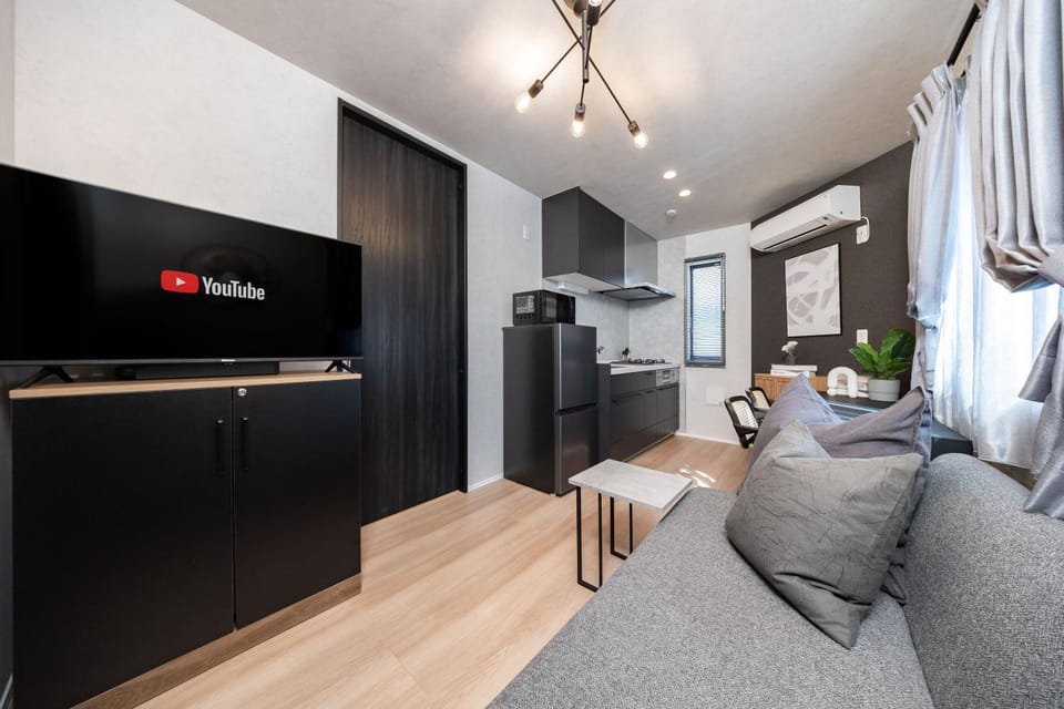 TV and multimedia, Kitchen or kitchenette, Living room, Dining area, stove