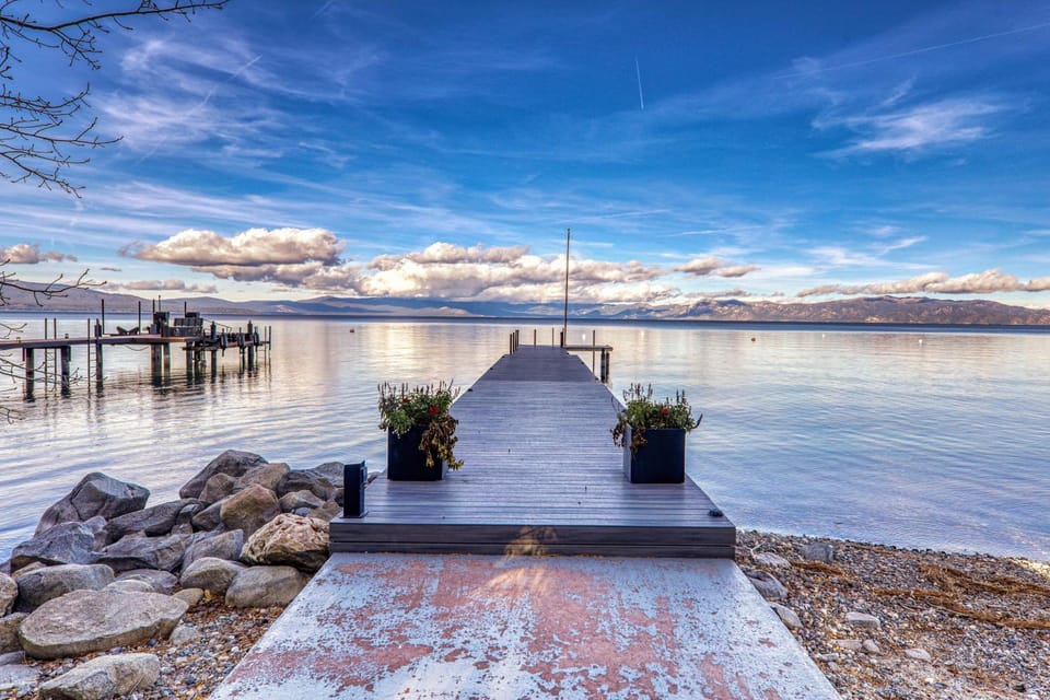 Aerial Grace Lakeside – 4BR Luxury w/ Private Beach, Pier, Sauna House in Tahoma