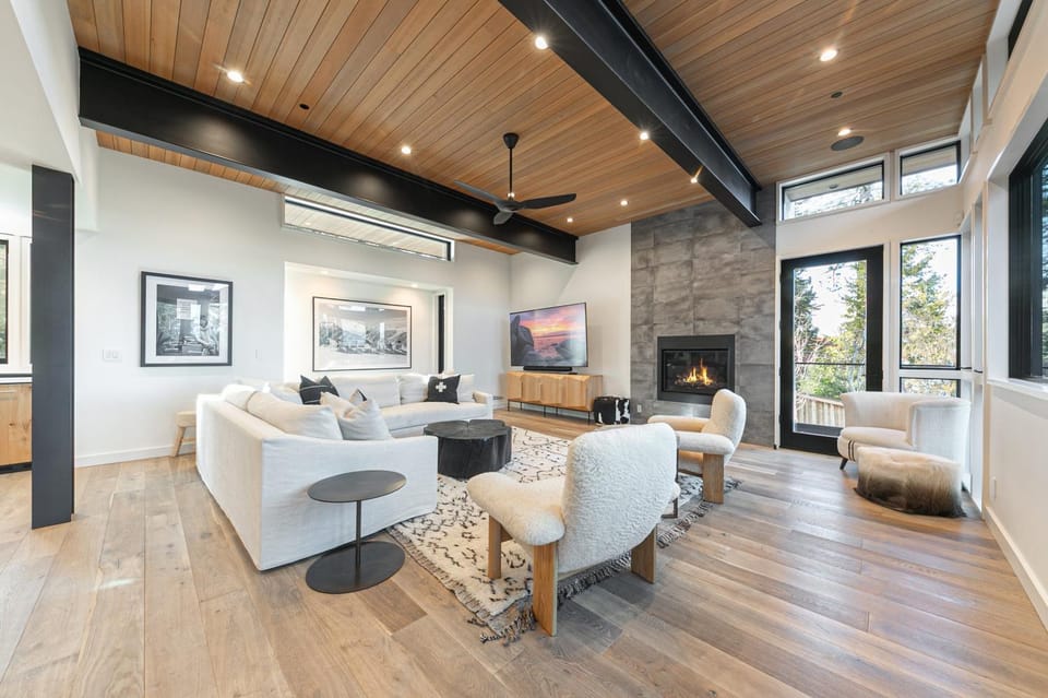 Aerial Grace Lakeside – 4BR Luxury w/ Private Beach, Pier, Sauna House in Tahoma