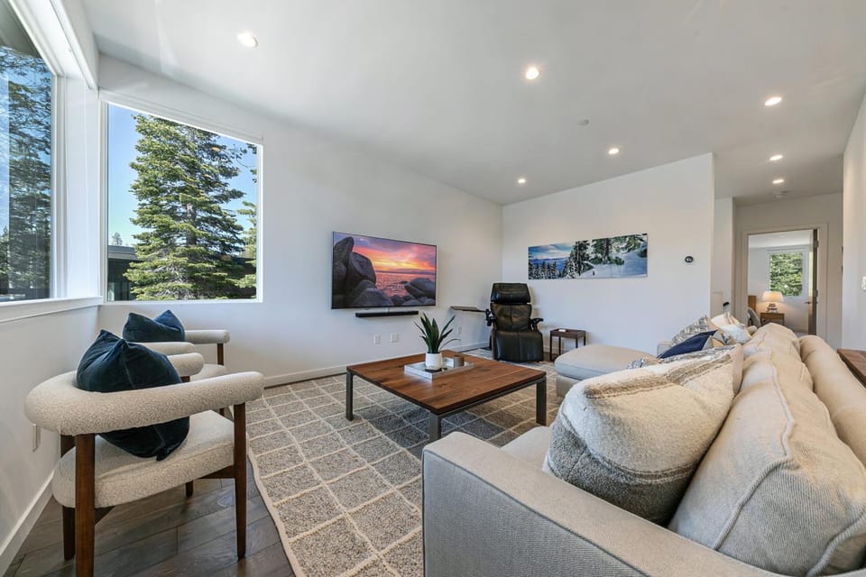 Starfall Run at Palisades by Tahoe Getaways - Luxury 3BR w Ski Shuttle, A/C & Bonus Room! House in Palisades Tahoe (Olympic Valley)