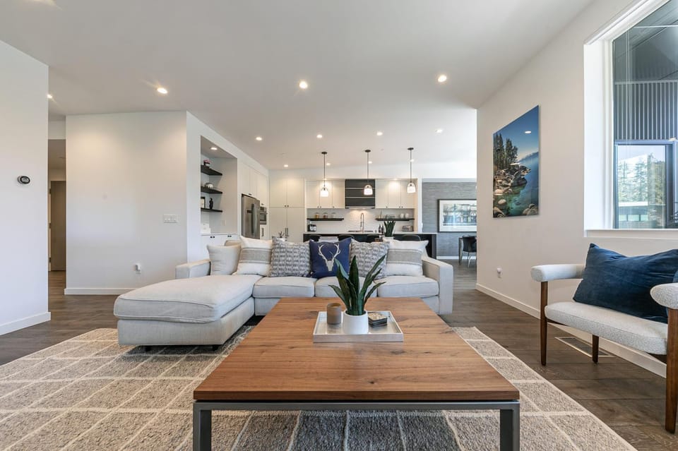 Starfall Run at Palisades by Tahoe Getaways - Luxury 3BR w Ski Shuttle, A/C & Bonus Room! House in Palisades Tahoe (Olympic Valley)