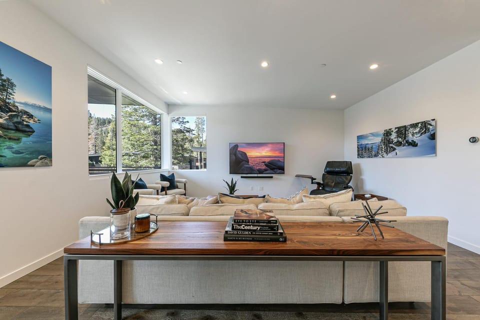 Starfall Run at Palisades by Tahoe Getaways - Luxury 3BR w Ski Shuttle, A/C & Bonus Room! House in Palisades Tahoe (Olympic Valley)