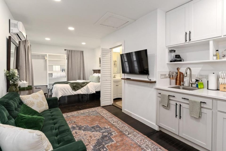 Bell Studio Nestled Nook #3 in D'Heart of Eastwood Apartment in Houston