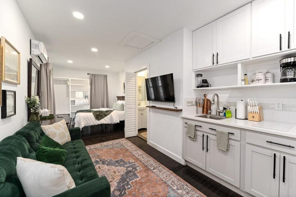 Bell Studio Nestled Nook #3 in D'Heart of Eastwood Apartment in Houston