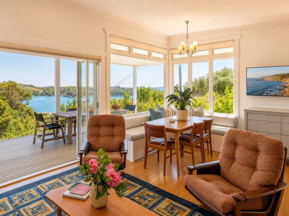 Pat's Bach - Elevated Bay Views Over Little Oneroa House in Auckland Region