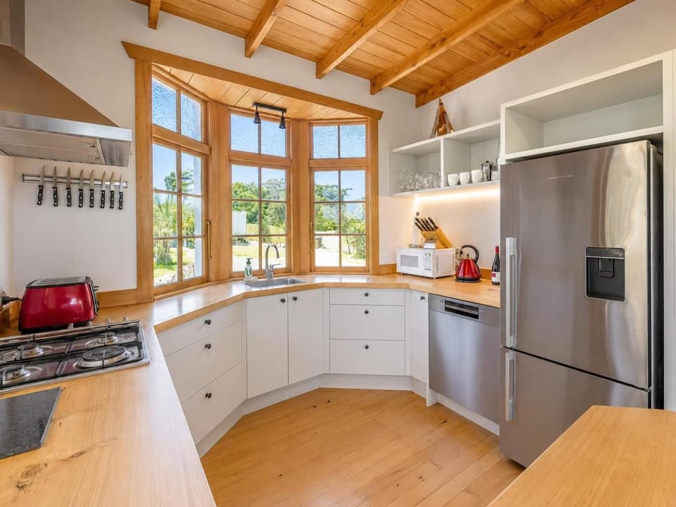 Pat's Bach - Elevated Bay Views Over Little Oneroa House in Auckland Region