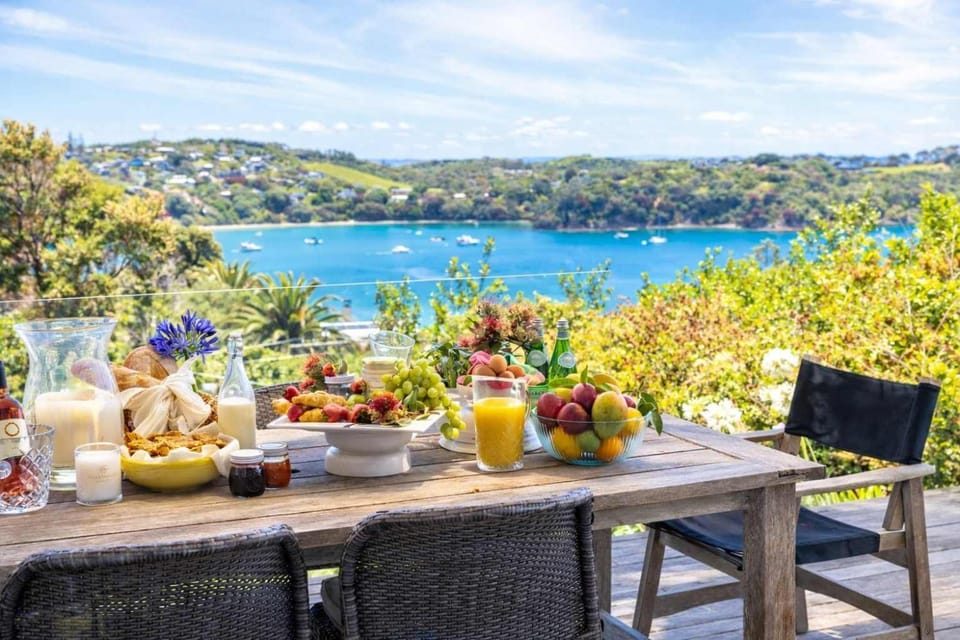 Pat's Bach - Elevated Bay Views Over Little Oneroa House in Auckland Region