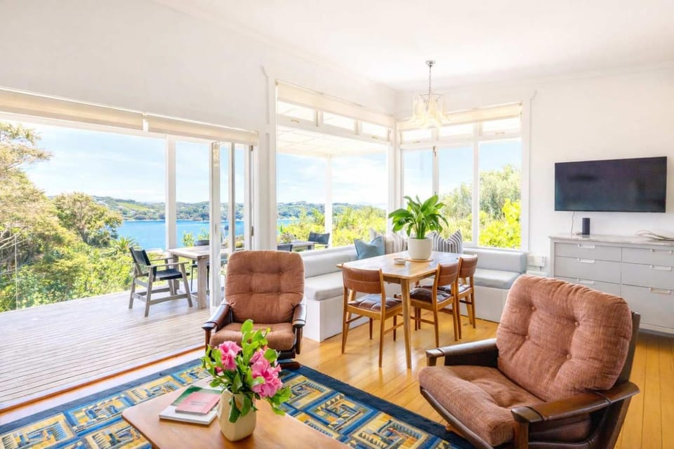 Pat's Bach - Elevated Bay Views Over Little Oneroa House in Auckland Region