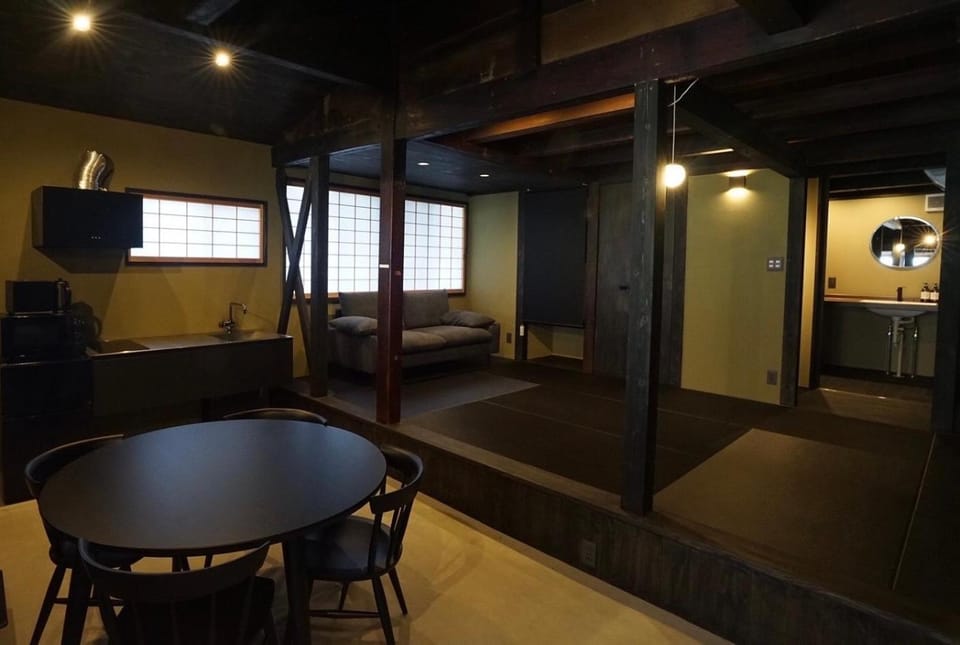Kitchen or kitchenette, Dining area