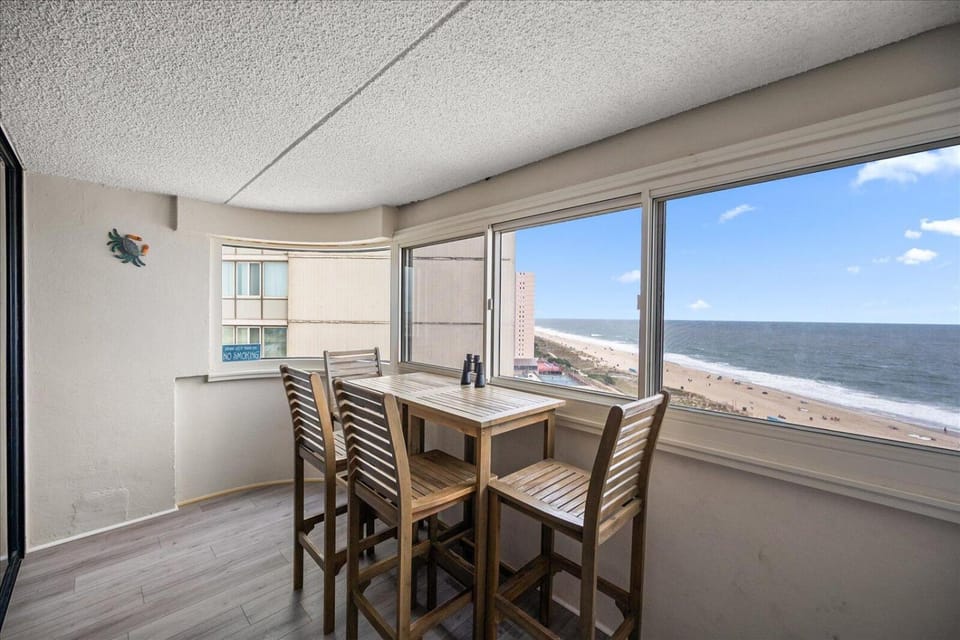 Gorgeous 3 Bedroom Atlantis Condo Oceanfront with Pool! House in Ocean City