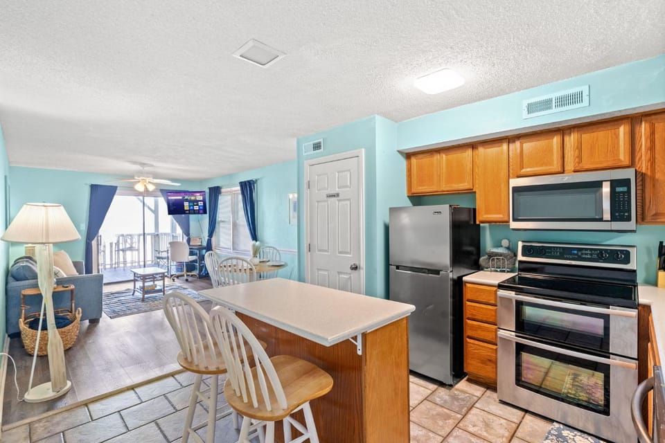 Kitchen or kitchenette, Dining area, stove